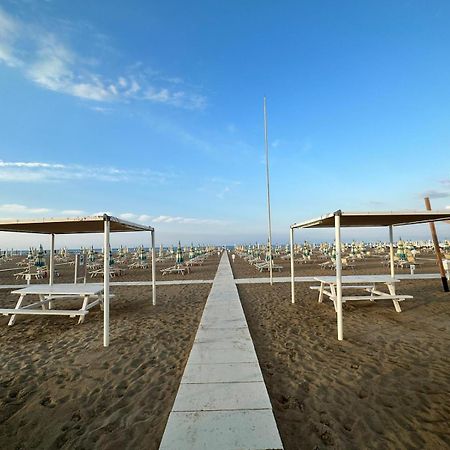 Hotel Neyra Beach Rimini Buitenkant foto