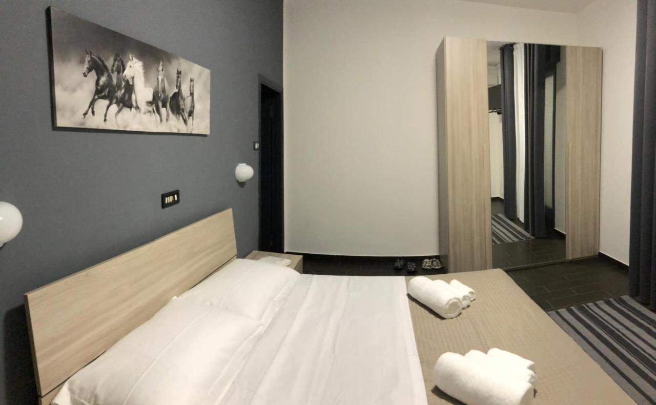 Hotel Neyra Beach Rimini Buitenkant foto