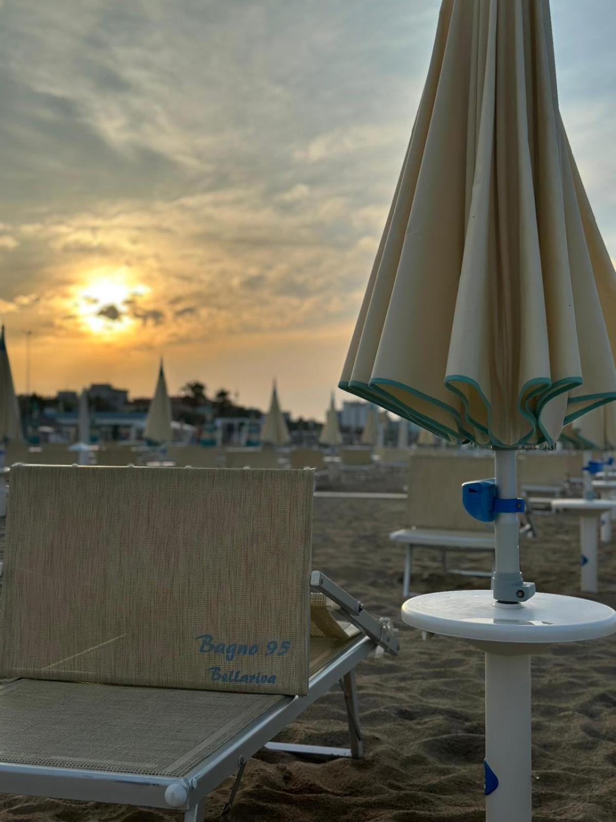 Hotel Neyra Beach Rimini Buitenkant foto