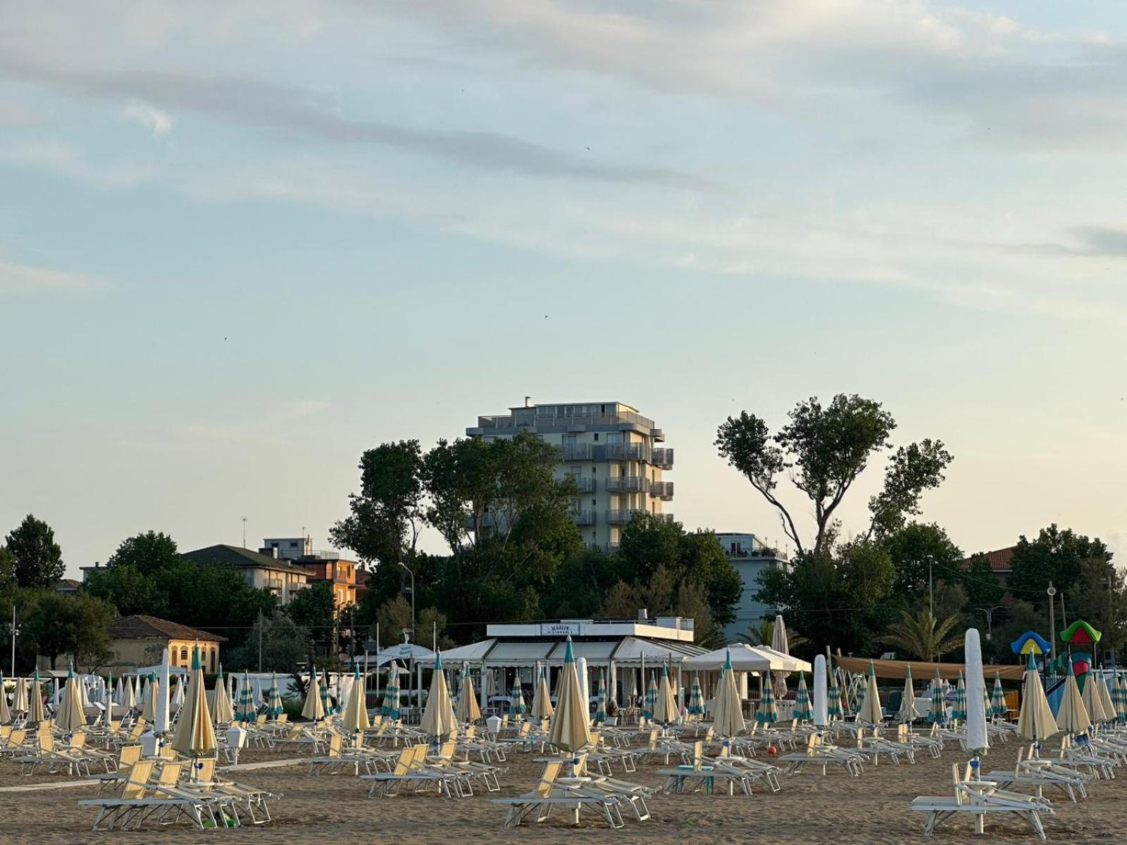 Hotel Neyra Beach Rimini Buitenkant foto
